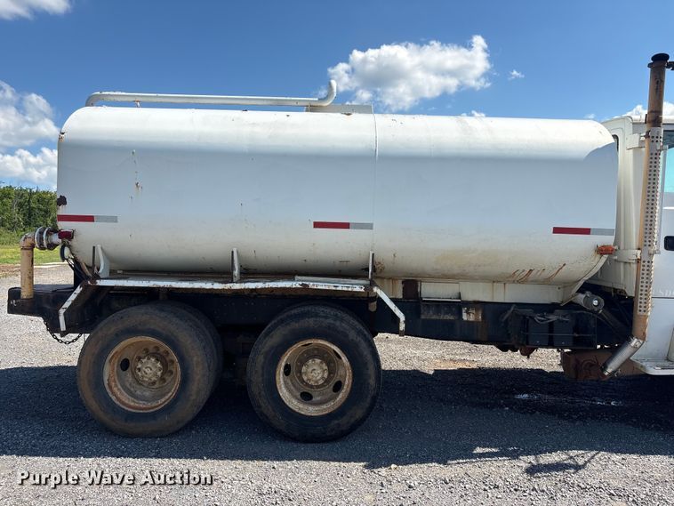 image for item DJ7934 1995 Ford L8000 water truck