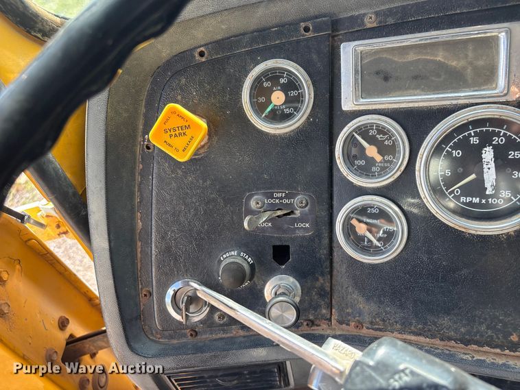 image for item DJ7934 1995 Ford L8000 water truck