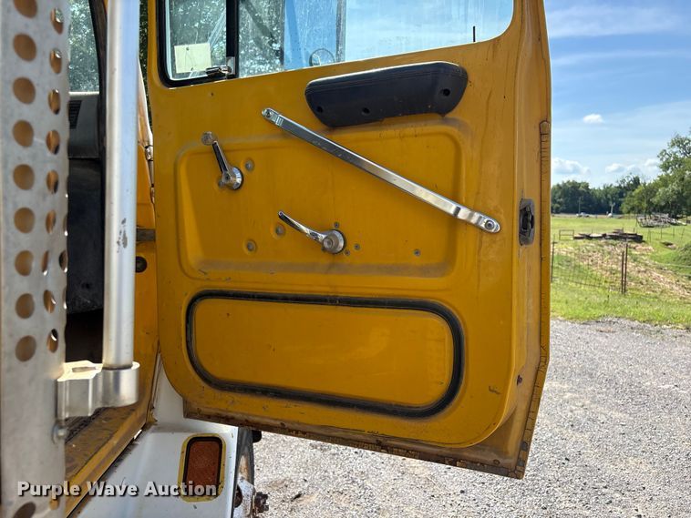 image for item DJ7934 1995 Ford L8000 water truck