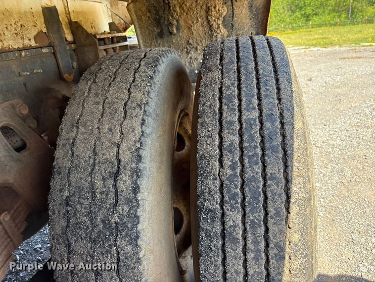 image for item DJ7934 1995 Ford L8000 water truck