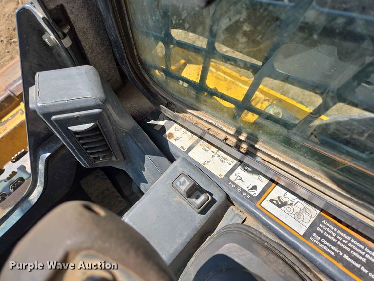 image for item DP8987 2022 John Deere 333G tracked skid steer loader