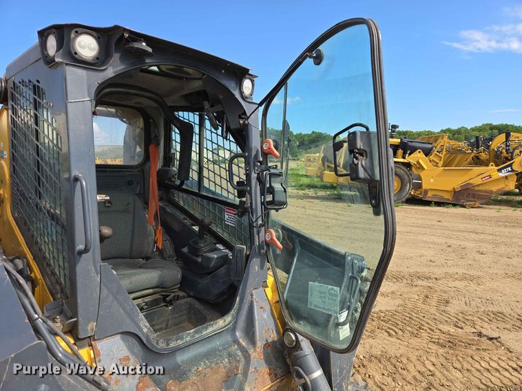 image for item DP8988 2022 John Deere 333G tracked skid steer loader