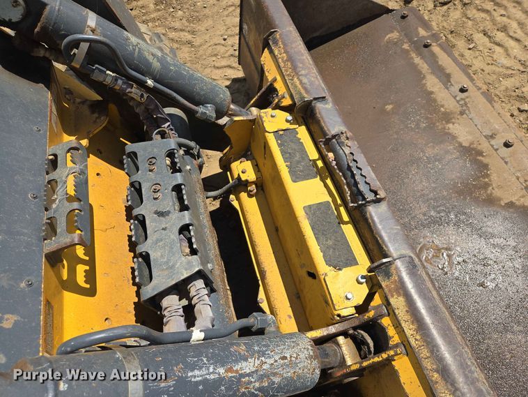 image for item DP8991 2022 John Deere 333G tracked skid steer loader