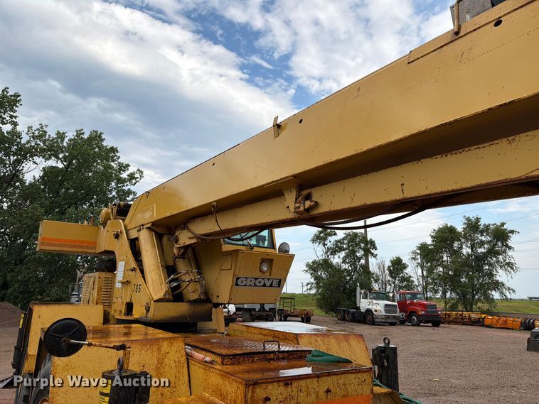image for item DQ0011 Grove RT552 crane