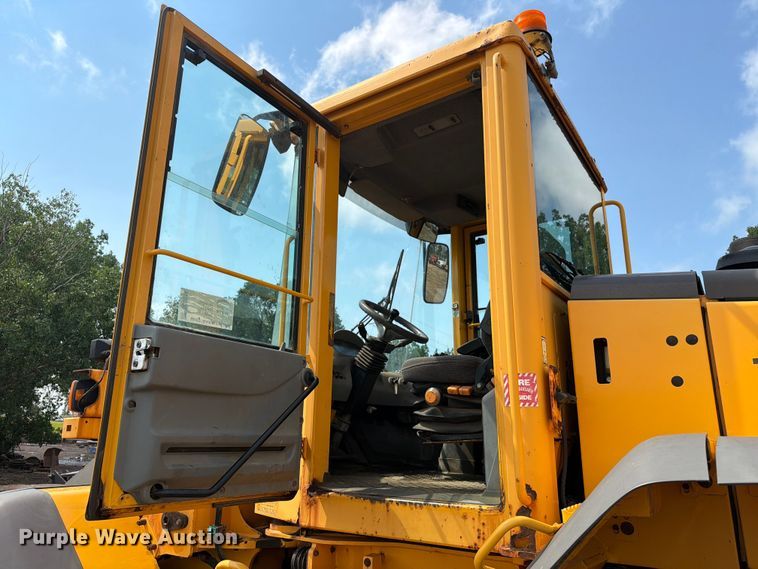 image for item DQ0016 2005 Volvo L70E wheel loader