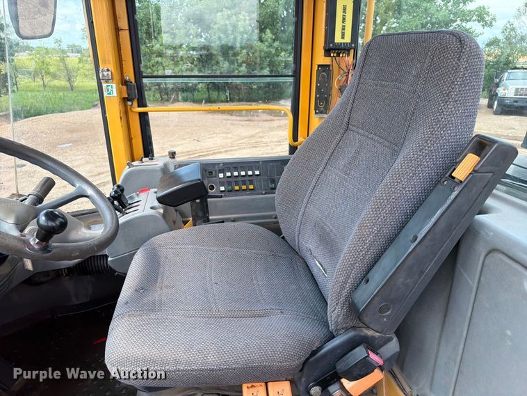 image for item DQ0016 2005 Volvo L70E wheel loader