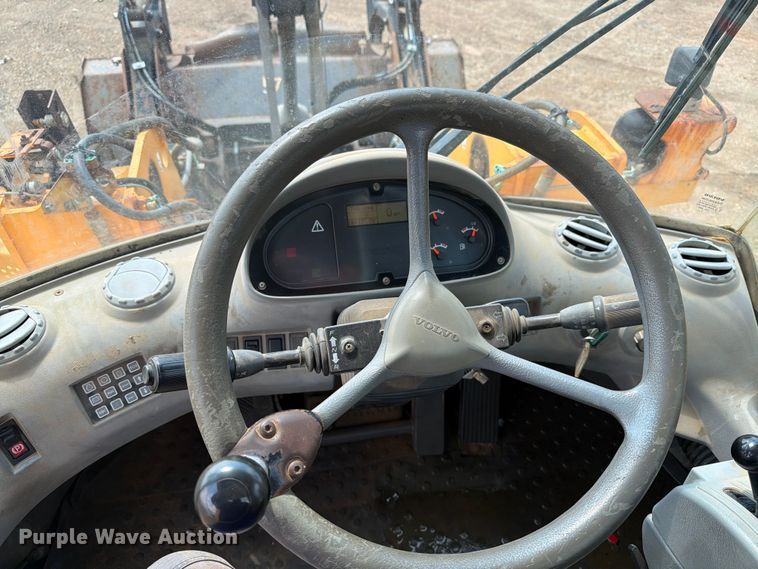 image for item DQ0016 2005 Volvo L70E wheel loader