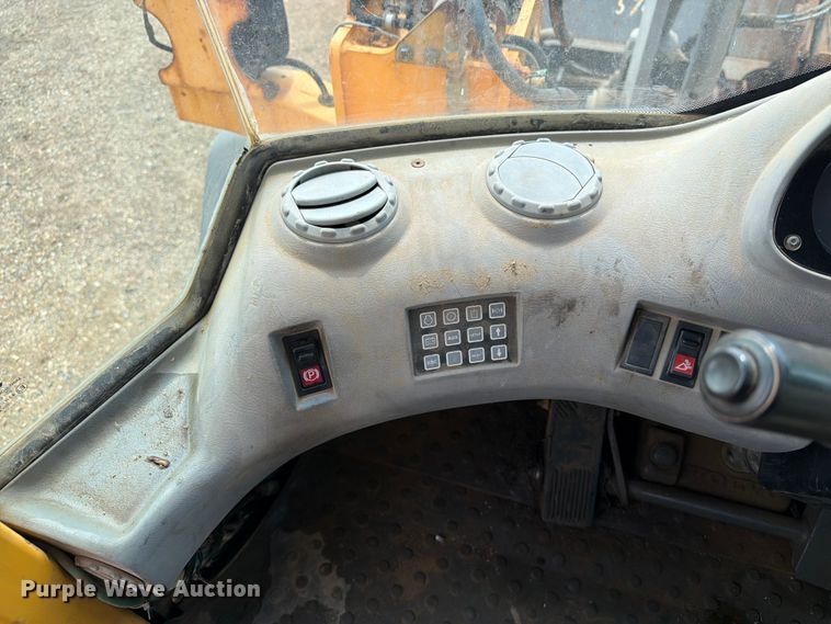 image for item DQ0016 2005 Volvo L70E wheel loader