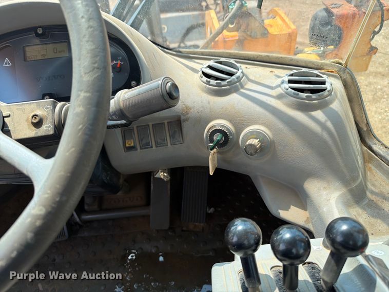 image for item DQ0016 2005 Volvo L70E wheel loader
