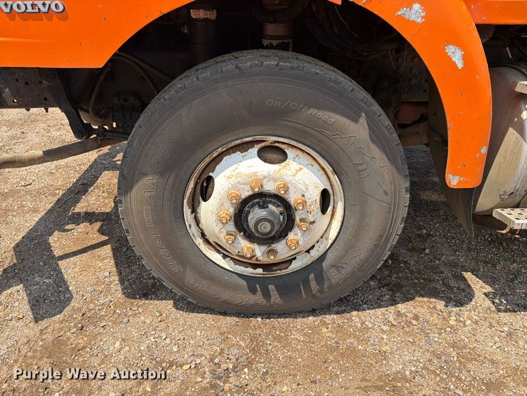 image for item DQ0023 2001 Volvo Truck WG tank truck