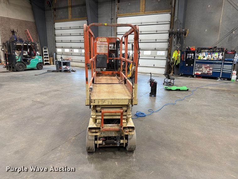 image for item DQ0032 1999 JLG 2032E2 scissor lift