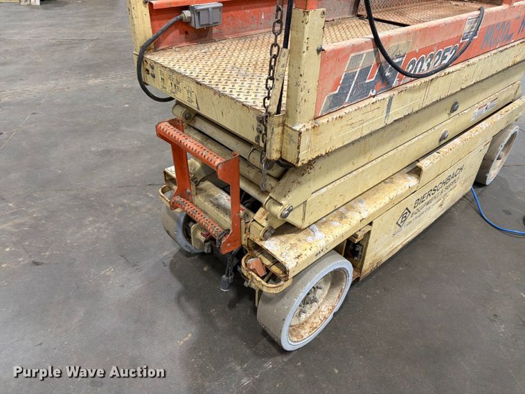 image for item DQ0032 1999 JLG 2032E2 scissor lift