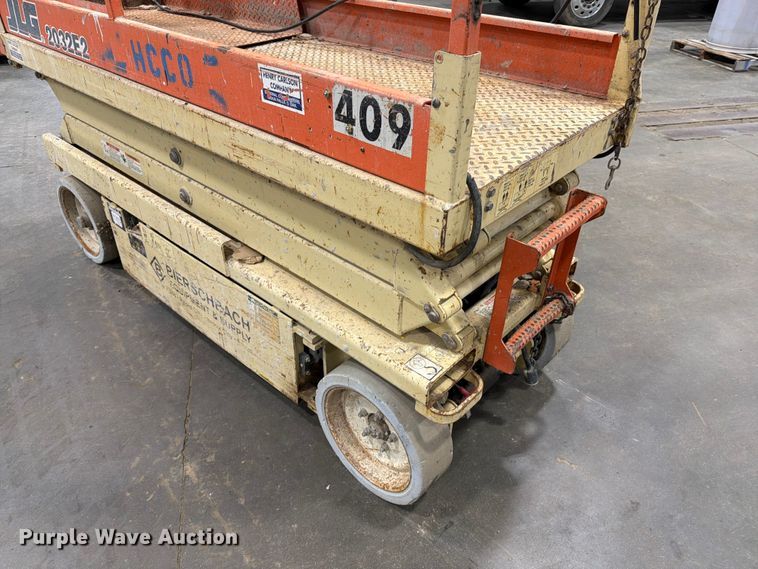 image for item DQ0032 1999 JLG 2032E2 scissor lift