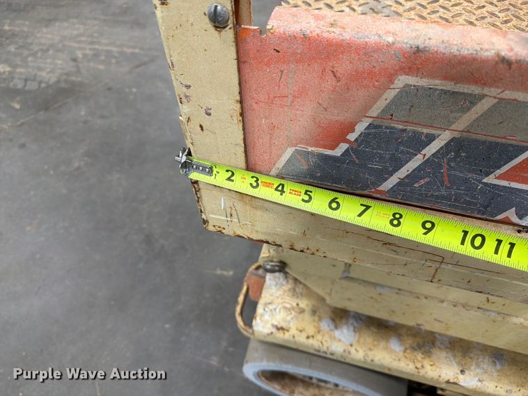 image for item DQ0032 1999 JLG 2032E2 scissor lift