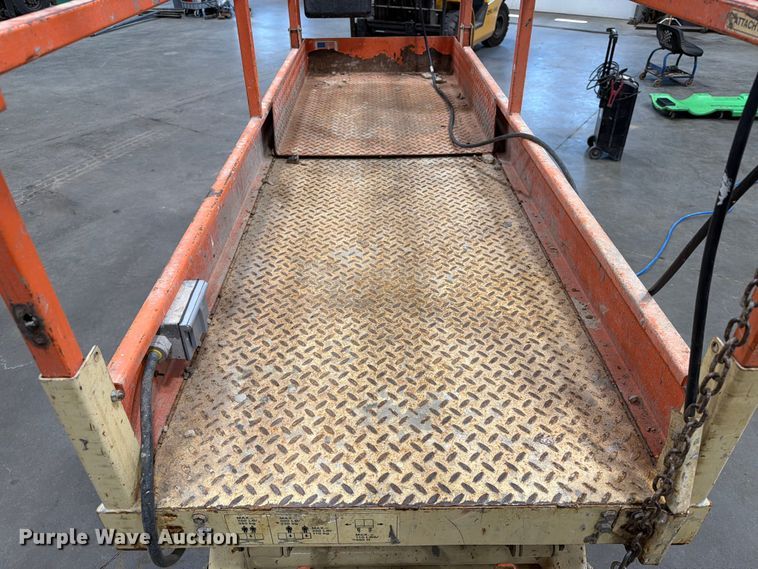 image for item DQ0032 1999 JLG 2032E2 scissor lift