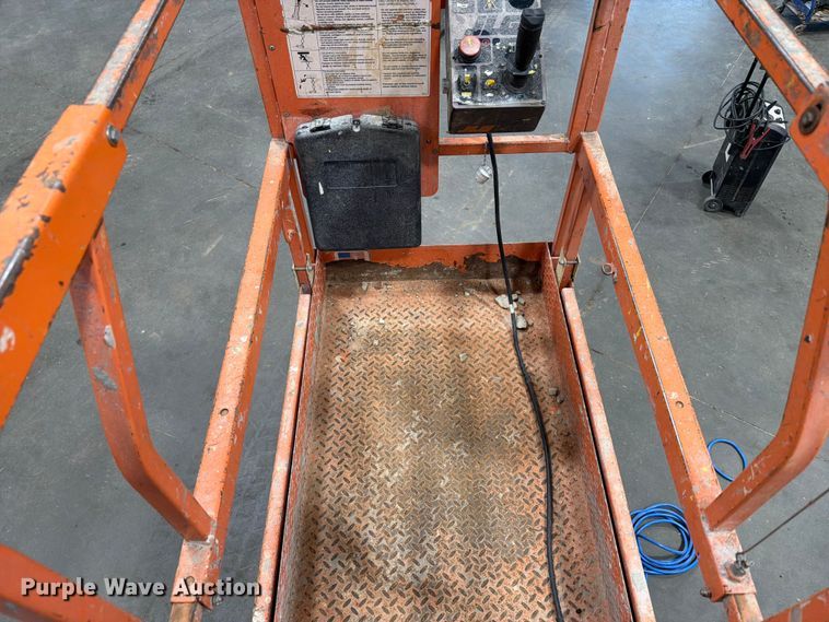 image for item DQ0032 1999 JLG 2032E2 scissor lift