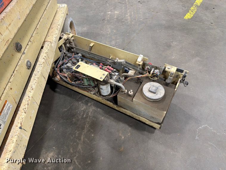image for item DQ0032 1999 JLG 2032E2 scissor lift