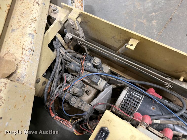image for item DQ0032 1999 JLG 2032E2 scissor lift