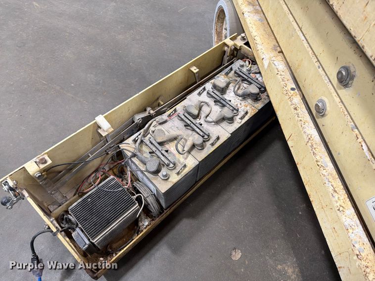image for item DQ0032 1999 JLG 2032E2 scissor lift