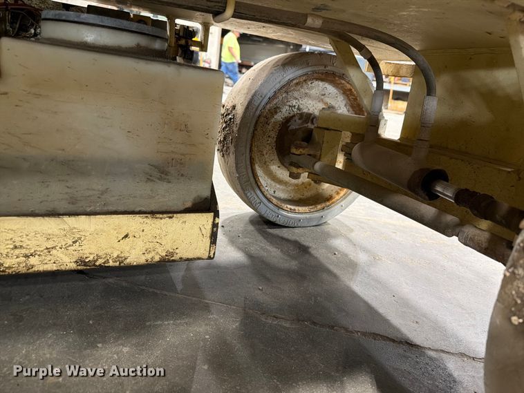 image for item DQ0032 1999 JLG 2032E2 scissor lift