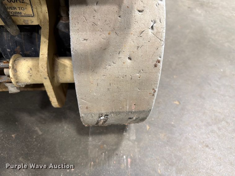 image for item DQ0032 1999 JLG 2032E2 scissor lift