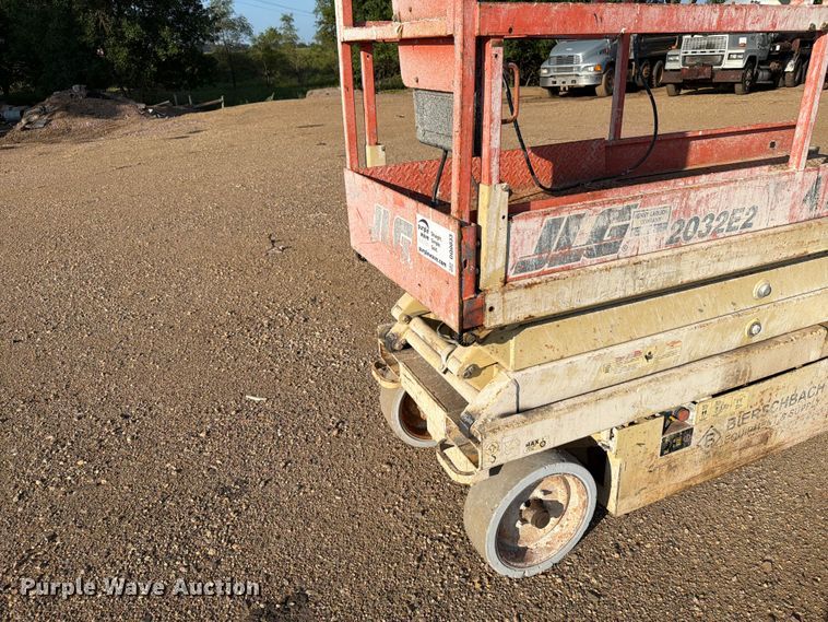 image for item DQ0033 1999 JLG 2032E2 scissor lift