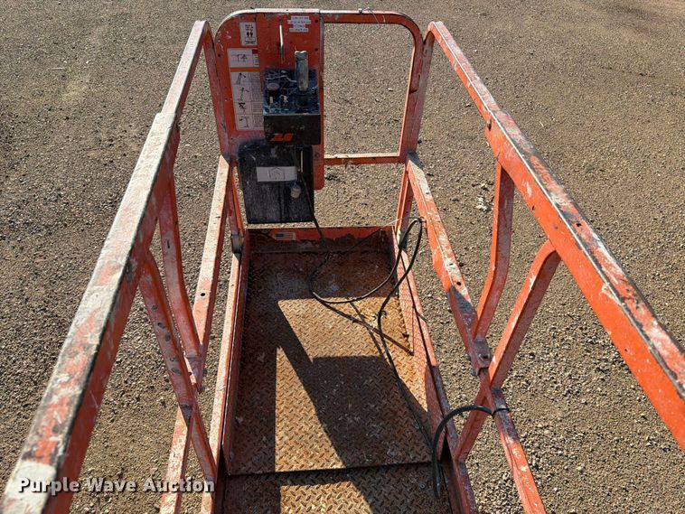 image for item DQ0033 1999 JLG 2032E2 scissor lift