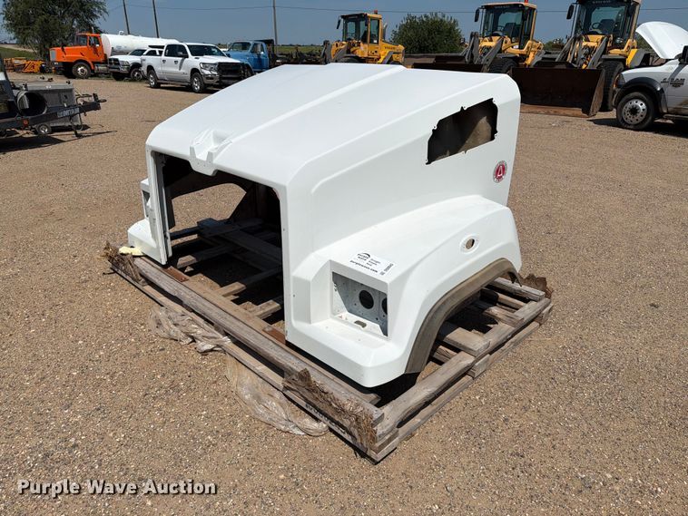 image for item DQ0043 2017 Goldshield Fiberglass W17-00007-099 semi hood