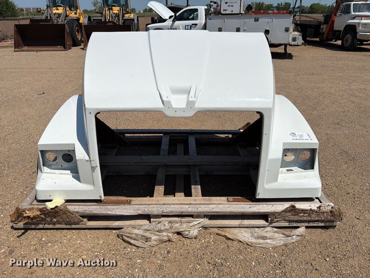 image for item DQ0043 2017 Goldshield Fiberglass W17-00007-099 semi hood