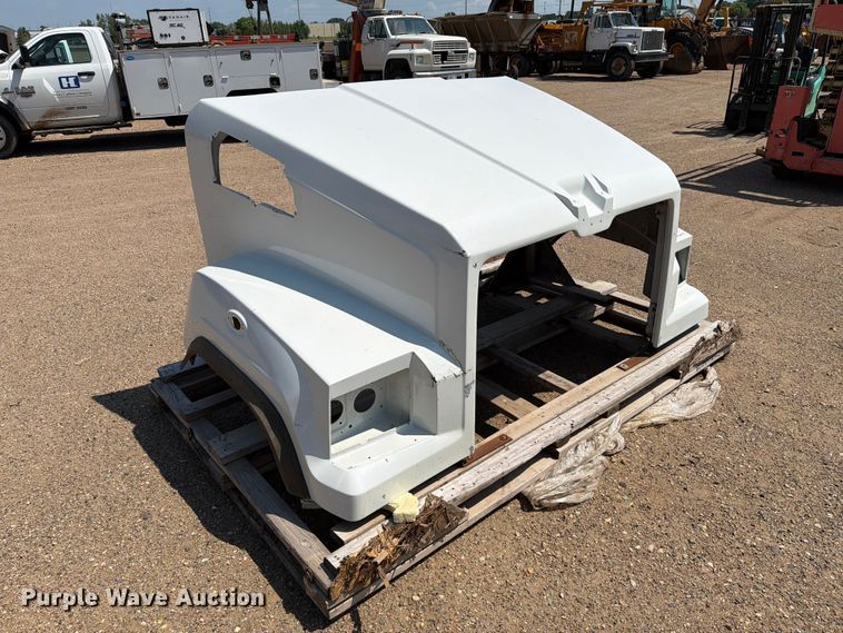 image for item DQ0043 2017 Goldshield Fiberglass W17-00007-099 semi hood