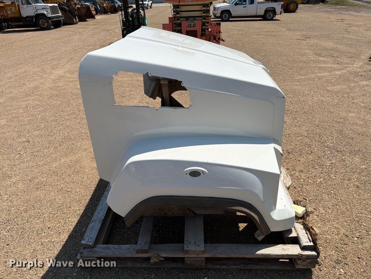 image for item DQ0043 2017 Goldshield Fiberglass W17-00007-099 semi hood