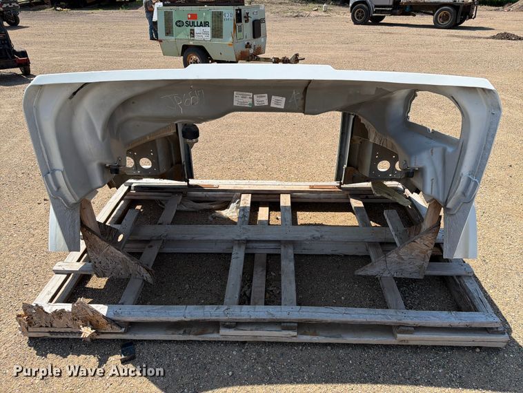 image for item DQ0043 2017 Goldshield Fiberglass W17-00007-099 semi hood