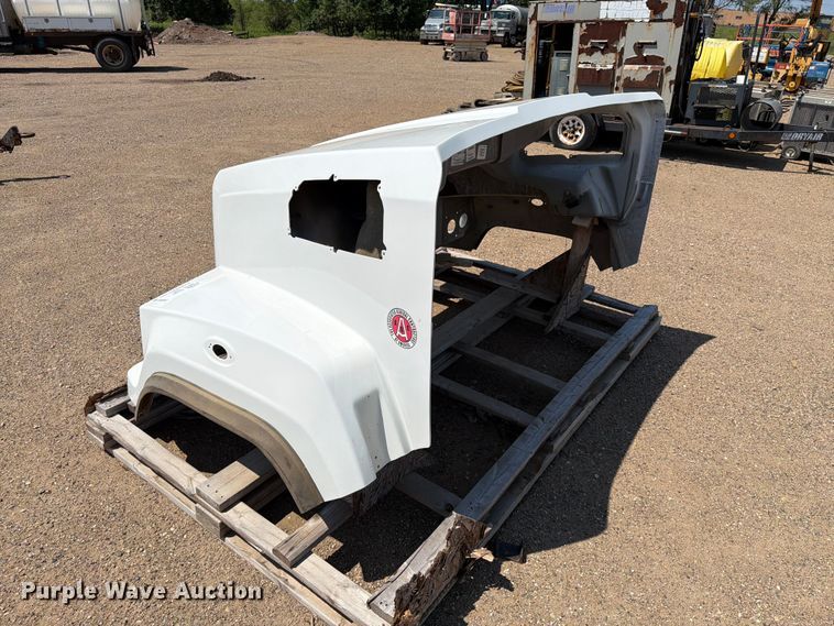 image for item DQ0043 2017 Goldshield Fiberglass W17-00007-099 semi hood