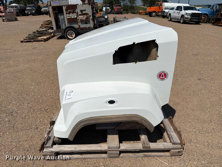 image for item DQ0043 2017 Goldshield Fiberglass W17-00007-099 semi hood