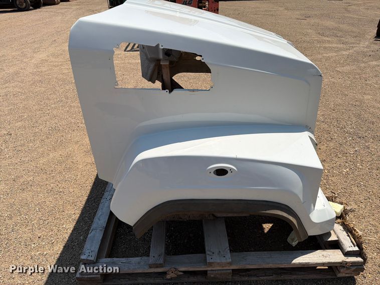 image for item DQ0043 2017 Goldshield Fiberglass W17-00007-099 semi hood