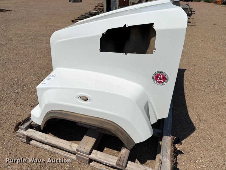 image for item DQ0043 2017 Goldshield Fiberglass W17-00007-099 semi hood