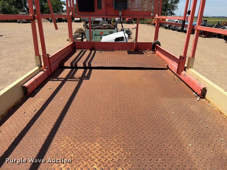image for item DQ0045 2002 JLG 400CRT scissor lift