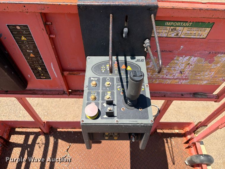 image for item DQ0045 2002 JLG 400CRT scissor lift