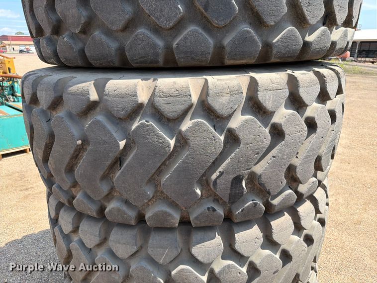 image for item DQ0055 (4) Michelin 20.5R25 tires