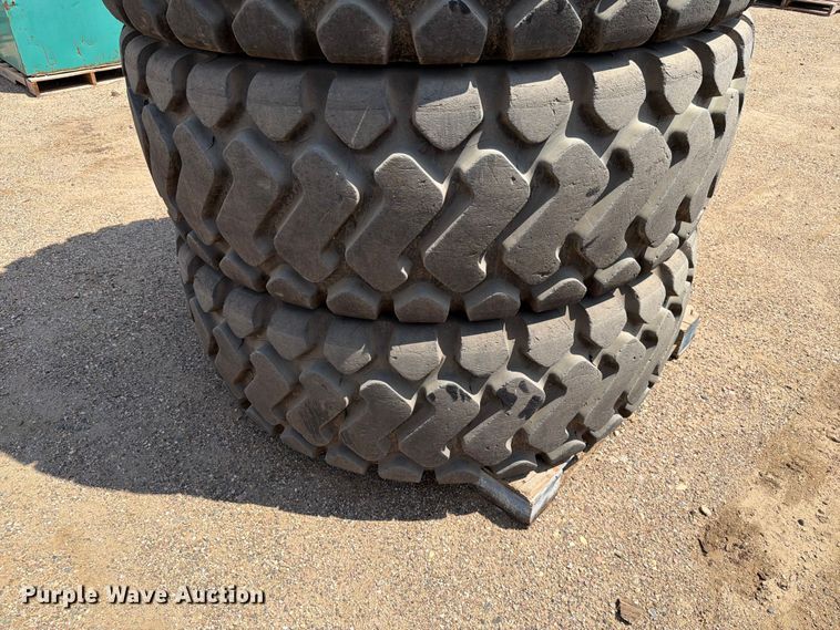 image for item DQ0055 (4) Michelin 20.5R25 tires