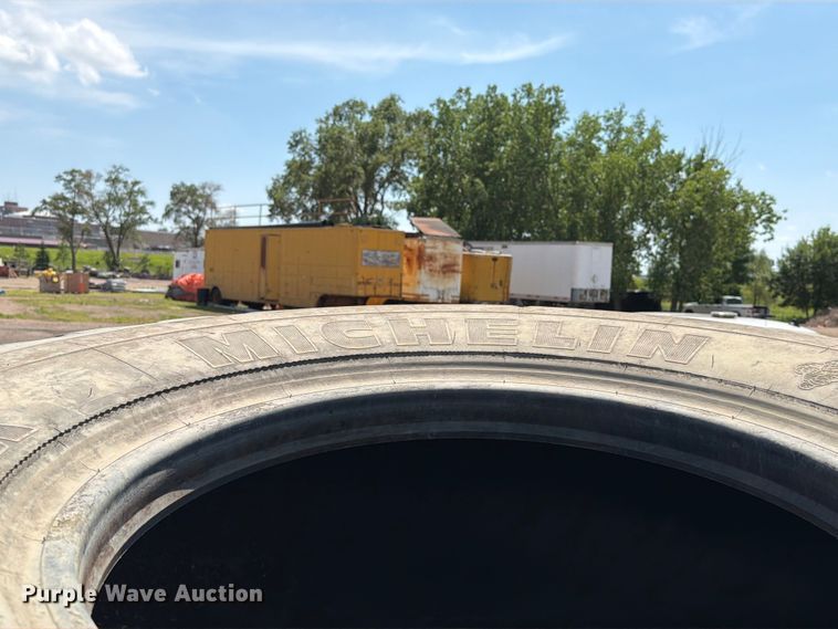 image for item DQ0056 (4) Michelin 20.5R25 tires