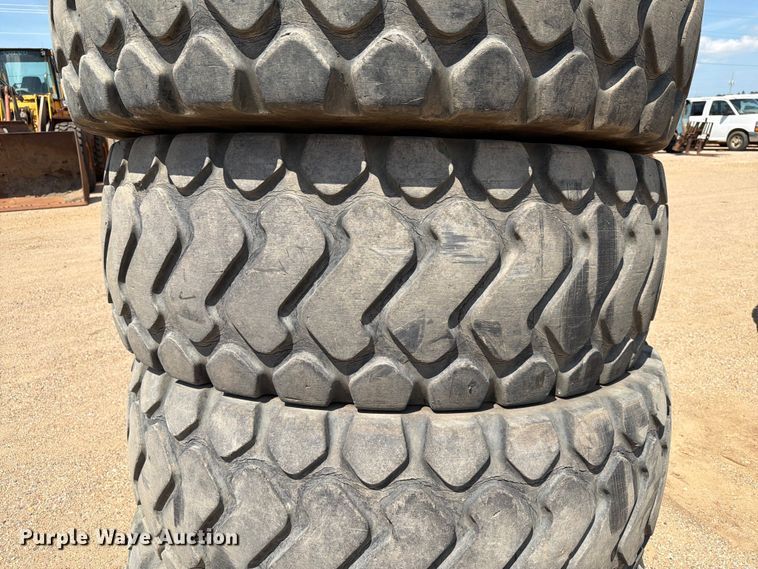 image for item DQ0056 (4) Michelin 20.5R25 tires