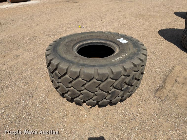 image for item DQ0057 Titan MXL 23.5R25 tire