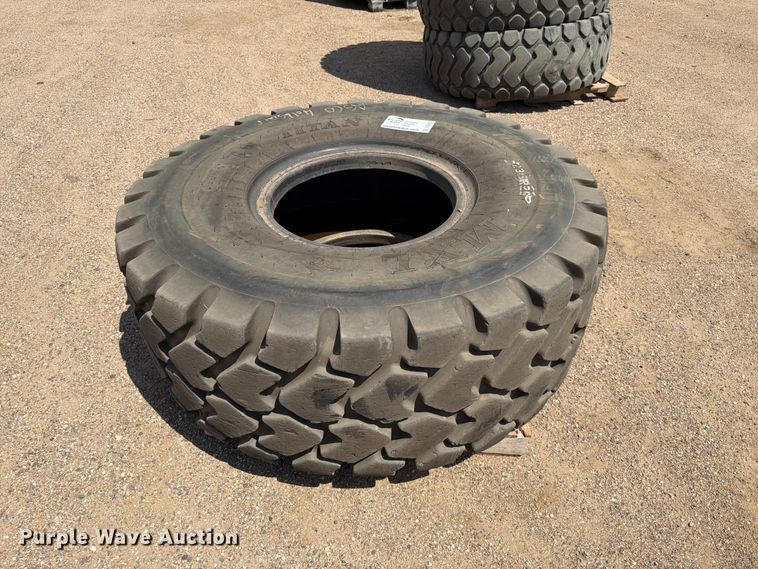 image for item DQ0057 Titan MXL 23.5R25 tire
