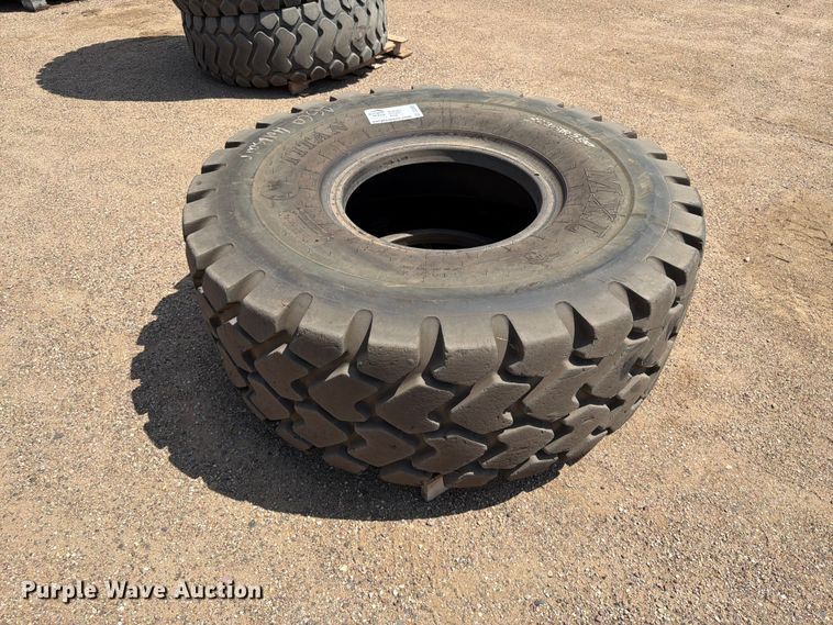 image for item DQ0057 Titan MXL 23.5R25 tire