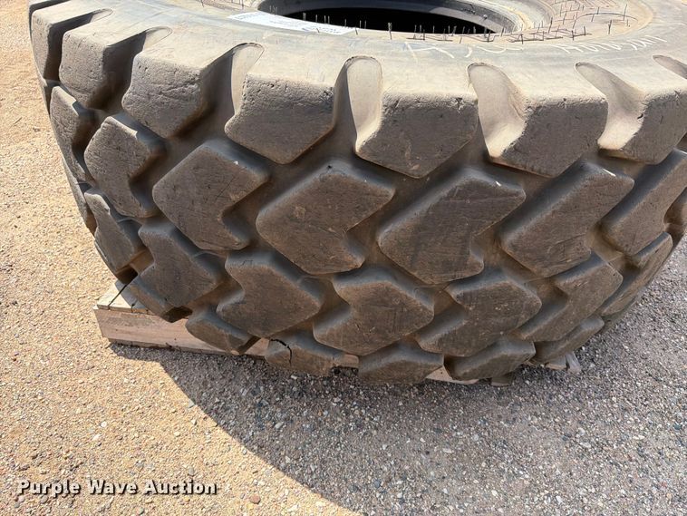 image for item DQ0057 Titan MXL 23.5R25 tire