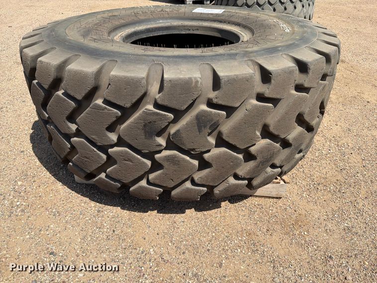 image for item DQ0057 Titan MXL 23.5R25 tire