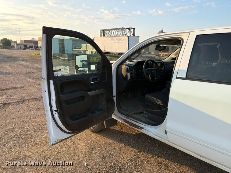 image for item DQ0060 2015 Chevrolet Silverado 2500HD Crew Cab pickup truck