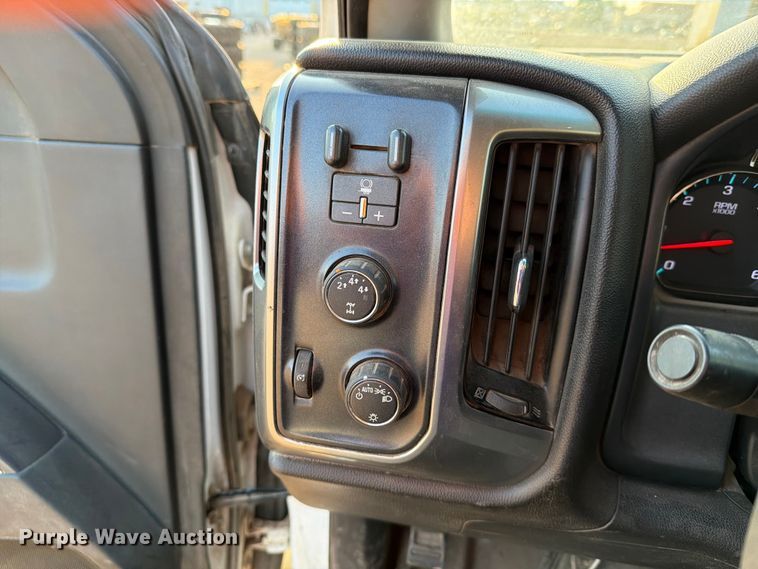 image for item DQ0060 2015 Chevrolet Silverado 2500HD Crew Cab pickup truck