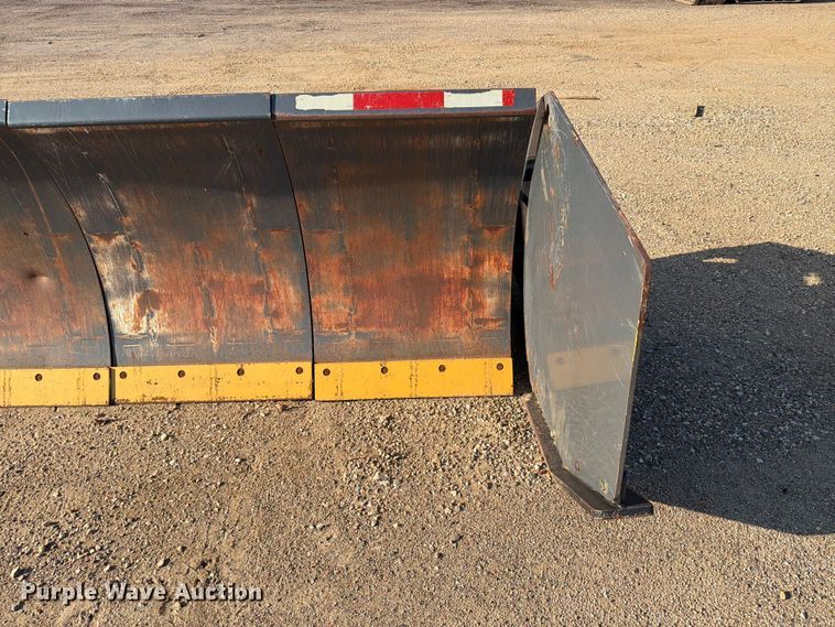 image for item DQ0065 2016 CNH Industrial 17HD snow pusher